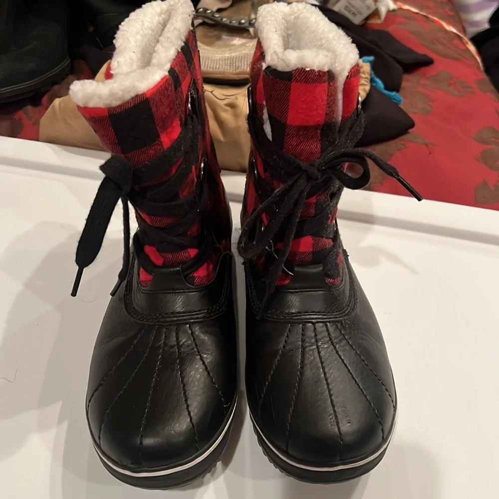 Ladies JBU Winter Boots snow rain boots NWOT 8.5 Buffalo Plaid Red Black check